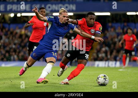 Chelsea's Mykhailo Mudryk (links) und Brighton und Hove Albion's Pervis Estupinan kämpfen um den Ball während des Carabao Cup-Spiels in der dritten Runde in Stamford Bridge, London. Bilddatum: Mittwoch, 27. September 2023. Stockfoto