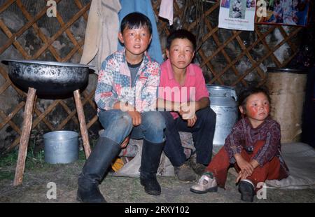 Mongolische Kinder in einem 'ger', Wohnung, Gorkhi Terelj, Mongolei, mongolische Kinder in einer Jurte, Wohnung, Mongolei, asien, Jurte, Menschen Stockfoto