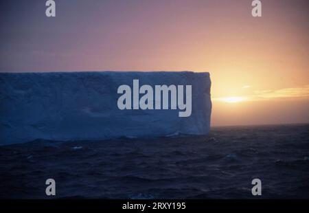 Tabellarischer Eisberg bei Sonnenuntergang, Meer von Scotia, Antarktis, tabellarischer Eisberg bei Sonnenuntergang, Antarktis, Portfolio ICE bergs Stockfoto