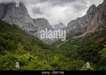 Atemberaubender Blick auf den Nationalpark Picos de Europa vom Can de Valden Tal, Lon, Spanien Stockfoto