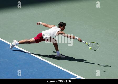 Tennisspieler Carlos Alcatraz (ESP) in Aktion bei den US Open 2023, USTA Billie Jean King National Tennis Center, Flushing Meadows, Queens, New York Stockfoto