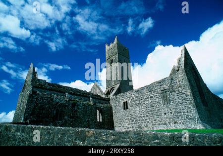 Ruinen des Rosserk-Klosters, Killala Bay, County Mayo, Irland Stockfoto