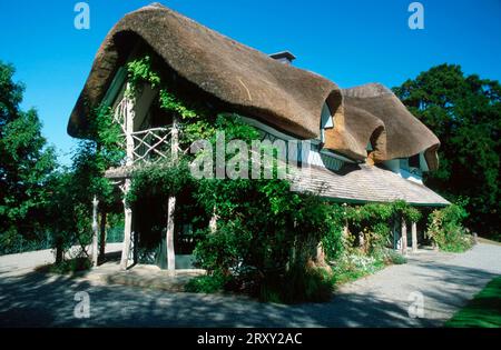 Swiss Cottage, Reetdachhaus in der Nähe von Cahir Castle, Cahir, County Tipperary, Irland Stockfoto