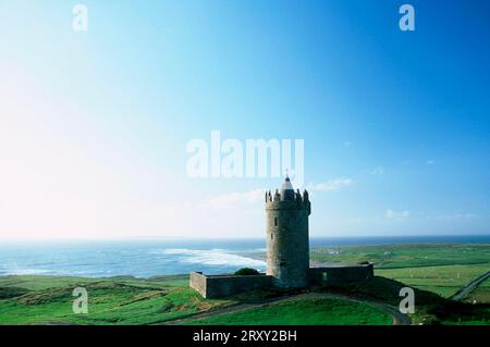 Doonagore Castle an der Küste bei Doolin, County Clare, Irland, Doonagore Castle an der Küste bei Doolin, County Clare, Irland Stockfoto