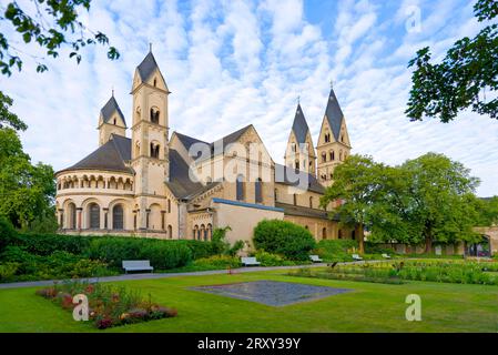 Südseite der Basilika St. Kastor mit dem Paradiesgarten, Koblenz, Rheinland-Pfalz, Deutschland Stockfoto