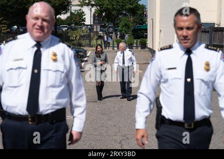 Die Innenministerin Suella Braverman spricht mit Thomas Manger, dem Leiter der US-Polizeibehörde, in Washington DC, wo sie während ihres dreitägigen Besuchs in den USA über die Polizei in Amerika sprach. Bilddatum: Mittwoch, 27. September 2023. Stockfoto