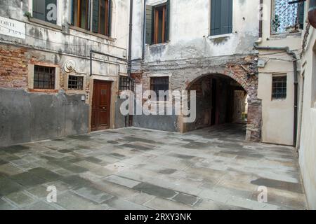Venedig, Veneto, Italien, 12. September 2023, ein Bild eines leeren Hofes in den Seitenstraßen der Stadt Stockfoto