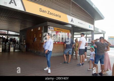 San Zaccaria, Venedig, Italien, September 2023, Leute stehen an, um Tickets für den Vaporetto-Wasserbus zu kaufen Stockfoto