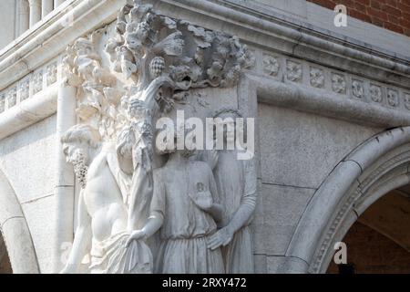 Venedig, Veneto, Italien, 12. September 2023, Blick auf ein kunstvoll geschnitztes Relief an der Ecke eines Gebäudes im mittelalterlichen Venedig. Stockfoto