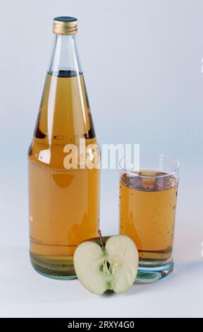 Apfel, Flasche und Glas Apfelsaft (Malus x domestica), Apfel, Flasche und Glas Apfelsaft, Obst, Obst, Lebensmittel, Lebensmittel, freistehend Stockfoto