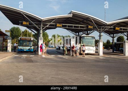 Punta Sabbioni, Cavallino-Treporti, Veneto, Italien, September 2023, Touristen stehen an der Bushaltestelle für einen Bus an. Stockfoto