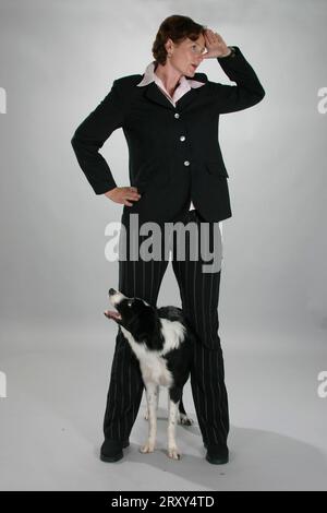 Frau mit Border Collie, tanzender Hund Stockfoto
