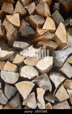 Splitter in einem Holzstapel aus der Nähe, um als Hintergrund zu dienen Stockfoto