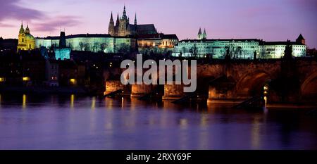 Blick über Moldau zur Karlsbrücke und Prager Burg bei Nacht, Prag, Tschechien, Blick über Moldau zur Karlsbrücke und Hradschin bei Nacht, Prag Stockfoto