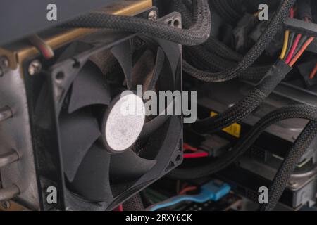 Ein staubiger CPU-Lüfter in einem Computergehäuse. Nahaufnahme. Stockfoto