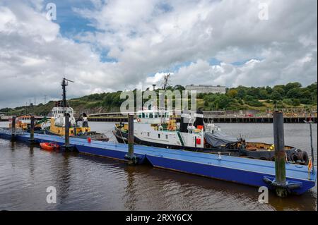 Waterford, Irland – 17. Juli 2023: Schleppboote legen im Hafen von Waterford an Stockfoto