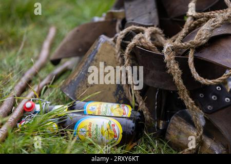 Kuhglocken, Bierflaschen, Viehscheid, Almabtrieb, Wertach, Allgaeu Alps, Bayern, Deutschland Stockfoto