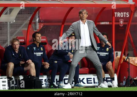 ENSCHEDE - Vitesse Trainer Phillip Cocu während des niederländischen Eredivisie-Spiels zwischen dem FC Twente und Vitesse im de Grolsch Veste Stadion am 27. September 2023 in Enschede, Niederlande. ANP VINCENT JANNINK Stockfoto