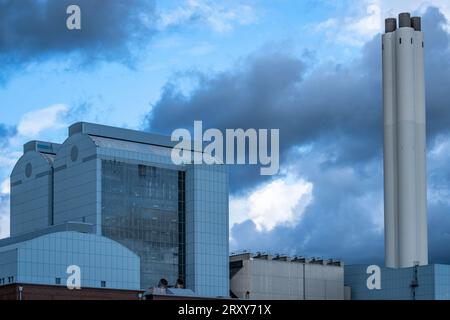 Hamburg, Deutschland - 08 31 2023: Blick auf das Tiefstack-Heizkraftwerk in Hamburg vor dramatischen Wolken. Stockfoto