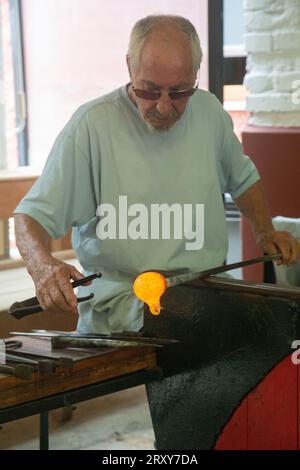 Murano, Venetien, Italien, 15. September 2023, Ein Glasbläser stellt ein dekoratives Glasgeschirr her Stockfoto