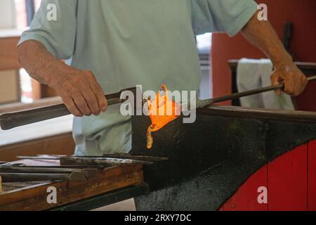 Murano, Venetien, Italien, 15. September 2023, Ein Glasbläser stellt ein dekoratives Glasgeschirr her Stockfoto