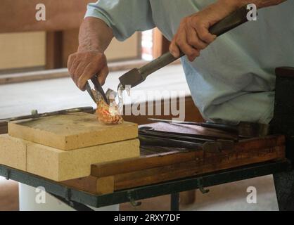 Murano, Venetien, Italien, 15. September 2023, Ein Glasbläser stellt ein dekoratives Glasgeschirr her Stockfoto