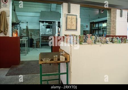 Murano, Veneto, Italia, 15. September 2023, Blick auf die Werkstatt und den Verkaufsbereich eines Glasmachers Stockfoto