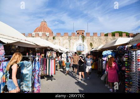 Pisa, Italien. September 2023. Einer der vielen Touristenmärkte in Pisa, Italien. Hochwertige Fotos Stockfoto