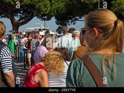 Punta Sabbioni, Cavallino-Treporti, Veneto, Italien, 16. September 2023, potenzielle Passagiere warten in der Schlange für einen Wasserbus Stockfoto