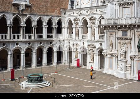 Venedig, Italien, 16. September 2023, Touristen schlendern durch das Gelände des Dogenpalastes Stockfoto