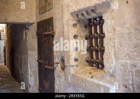 Venedig, Italien, 16. September 2023, ein Fenster in den Steinmauern einer Gefängniszelle ist mit rostigen Eisenstangen verschlossen Stockfoto