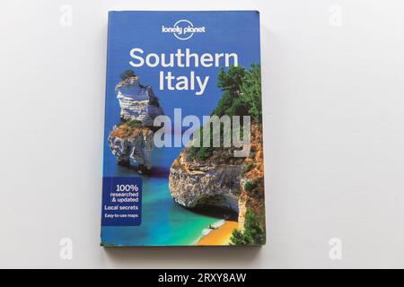London. UK- 09.27.2023. Das Buchcover einer Lonely Planet Gilde in Süditalien. Stockfoto