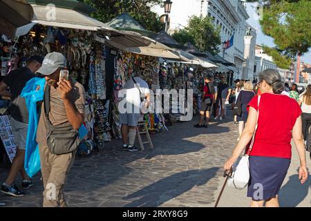 Venedig, Veneto, Italien, 16. September 2023, Besucher schlendern durch einen venezianischen Straßenmarkt Stockfoto