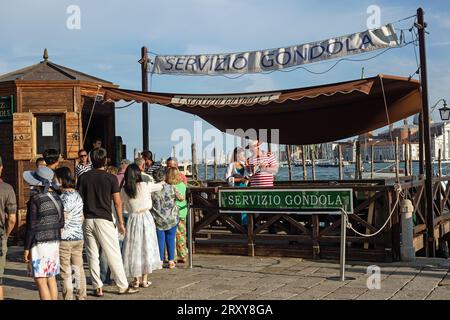 Venedig, Veneto, Italien, 16. September 2023, Kunden erwarten am Gondelverkehrspunkt am Canale Grande das Einsteigen in eine Gondel Stockfoto