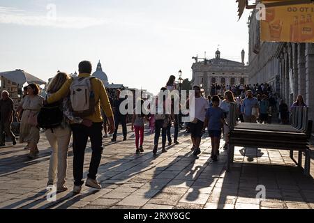 Venedig, Veneto, Italien, 16. September 2023, Touristen spazieren entlang des Canale Grande in der Nähe des Markusplatzes. Stockfoto