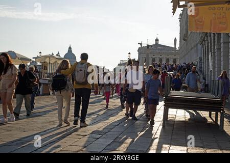 Venedig, Veneto, Italien, 16. September 2023, Touristen spazieren entlang des Canale Grande in der Nähe des Markusplatzes. Stockfoto