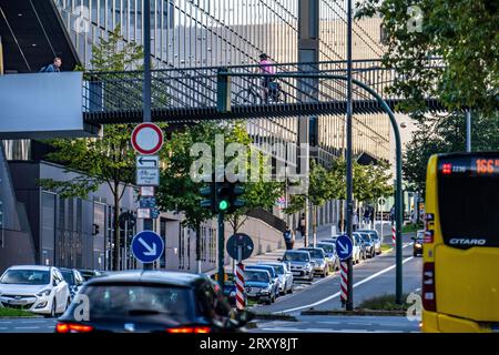 Fuss-und Radwegbrücke über die Segerothstraße, Innenstadt von Essen, Radwegenetz, Teil des Radschnellwegs Ruhr RS1, Straßenverkehr, NRW, Deutschland, Radwege *** Fuß- und Radwegbrücke über die Segerothstraße, Essener Innenstadt, Radwegenetz, Teil des Ruhr RS1 Radweges, Straßenverkehr, NRW, Deutschland, Radwege Stockfoto