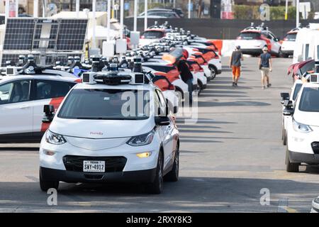 Austin Texas USA, August 31 2023: A Cruise Autonomous Vehicle (AV) verlässt sein Lager für seine tägliche Probefahrt auf den Straßen der Stadt. Das mehrheitlich im Besitz von General Motors (GM) befindliche Unternehmen hat mehr als 300 Fahrzeuge in Austin, Phoenix und San Francisco im Einsatz, da es auf dem landesweiten Markt für autonome Fahrten Einnahmen erzielen will. ©Bob Daemmrich Stockfoto