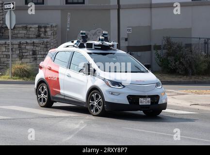 Austin Texas USA, August 31 2023: A Cruise Autonomous Vehicle (AV) verlässt sein Lager für seine tägliche Probefahrt auf den Straßen der Stadt. Das mehrheitlich im Besitz von General Motors (GM) befindliche Unternehmen hat mehr als 300 Fahrzeuge in Austin, Phoenix und San Francisco im Einsatz, da es auf dem landesweiten Markt für autonome Fahrten Einnahmen erzielen will. ©Bob Daemmrich Stockfoto