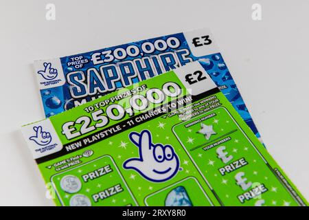 London. UK- 09.27.2023. Zwei Rubbelkarten der National Lottery in weiß. Stockfoto