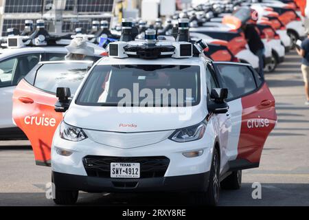 Austin Texas USA, August 31 2023: A Cruise Autonomous Vehicle (AV) verlässt sein Lager für seine tägliche Probefahrt auf den Straßen der Stadt. Das mehrheitlich im Besitz von General Motors (GM) befindliche Unternehmen hat mehr als 300 Fahrzeuge in Austin, Phoenix und San Francisco im Einsatz, da es auf dem landesweiten Markt für autonome Fahrten Einnahmen erzielen will. ©Bob Daemmrich Stockfoto