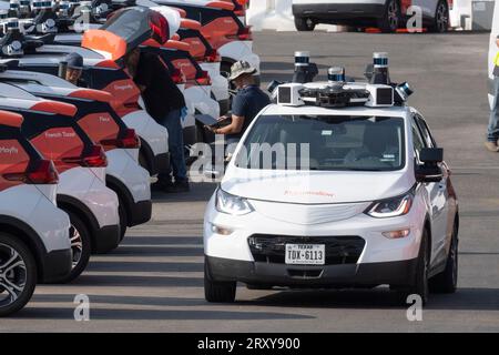 Austin Texas USA, August 31 2023: A Cruise Autonomous Vehicle (AV) verlässt sein Lager für seine tägliche Probefahrt auf den Straßen der Stadt. Das mehrheitlich im Besitz von General Motors (GM) befindliche Unternehmen hat mehr als 300 Fahrzeuge in Austin, Phoenix und San Francisco im Einsatz, da es auf dem landesweiten Markt für autonome Fahrten Einnahmen erzielen will. ©Bob Daemmrich Stockfoto