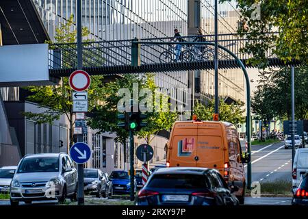 Fuss-und Radwegbrücke über die Segerothstraße, Innenstadt von Essen, Radwegenetz, Teil des Radschnellwegs Ruhr RS1, Straßenverkehr, NRW, Deutschland, Radwege *** Fuß- und Radwegbrücke über die Segerothstraße, Essener Innenstadt, Radwegenetz, Teil des Ruhr RS1 Radweges, Straßenverkehr, NRW, Deutschland, Radwege Stockfoto