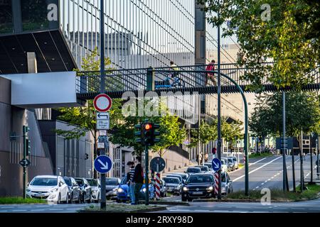 Fuss-und Radwegbrücke über die Segerothstraße, Innenstadt von Essen, Radwegenetz, Teil des Radschnellwegs Ruhr RS1, Straßenverkehr, NRW, Deutschland, Radwege *** Fuß- und Radwegbrücke über die Segerothstraße, Essener Innenstadt, Radwegenetz, Teil des Ruhr RS1 Radweges, Straßenverkehr, NRW, Deutschland, Radwege Stockfoto