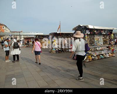 Venedig, Veneto, Italien, 17. September 2023, Straßenhändler entlang des Bürgersteigs am Canal Grande. Stockfoto