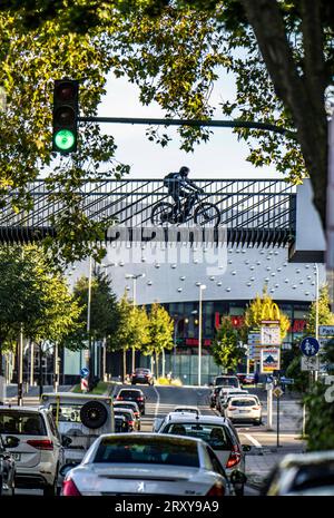 Fuss-und Radwegbrücke über die Segerothstraße, Innenstadt von Essen, Radwegenetz, Teil des Radschnellwegs Ruhr RS1, Straßenverkehr, NRW, Deutschland, Radwege *** Fuß- und Radwegbrücke über die Segerothstraße, Essener Innenstadt, Radwegenetz, Teil des Ruhr RS1 Radweges, Straßenverkehr, NRW, Deutschland, Radwege Stockfoto