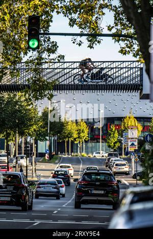 Fuss-und Radwegbrücke über die Segerothstraße, Innenstadt von Essen, Radwegenetz, Teil des Radschnellwegs Ruhr RS1, Straßenverkehr, NRW, Deutschland, Radwege *** Fuß- und Radwegbrücke über die Segerothstraße, Essener Innenstadt, Radwegenetz, Teil des Ruhr RS1 Radweges, Straßenverkehr, NRW, Deutschland, Radwege Stockfoto