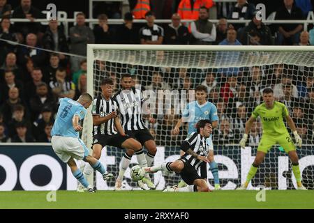 Sandro TONALi von Newcastle United blockiert einen Schuss von Mateo Kovacic aus Manchester City während des Spiels der dritten Runde des Carabao Cup zwischen Newcastle United und Manchester City in St. James's Park, Newcastle am Mittwoch, den 27. September 2023. (Foto: Mark Fletcher | MI News) Stockfoto