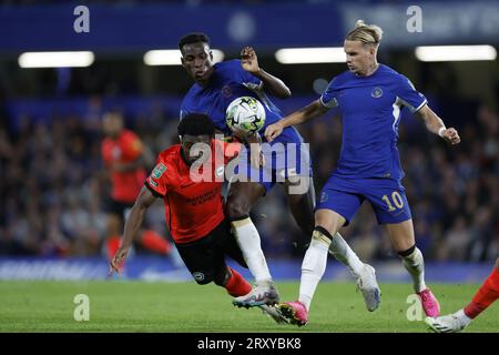 Brighton und Hove Albion Tariq Lamptey (links), Chelsea Nicolas Jackson (Mitte) und Chelsea Mykhailo Mudryk kämpfen während des dritten Spiels des Carabao Cup in Stamford Bridge, London, um den Ball. Bilddatum: Mittwoch, 27. September 2023. Stockfoto