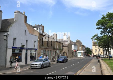 Die Aussicht entlang der Broad Street, Kirkwall. Kirkwall ist die Hauptstadt von Orkney und die größte Stadt. Die Orkney-Inseln liegen nördlich des schottischen Festlandes. Stockfoto